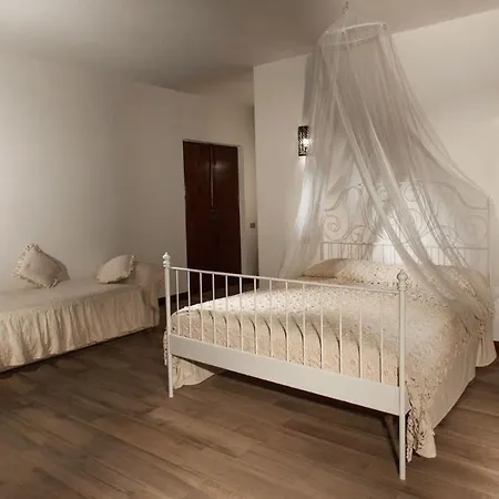 Borgo Dei Cipressi 12&2, Emma Todi