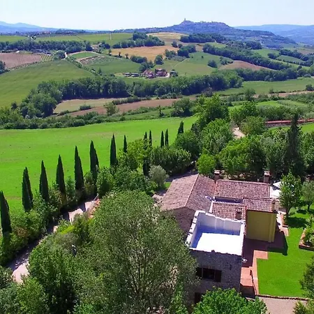 Borgo Dei Cipressi 12&2, Emma Todi